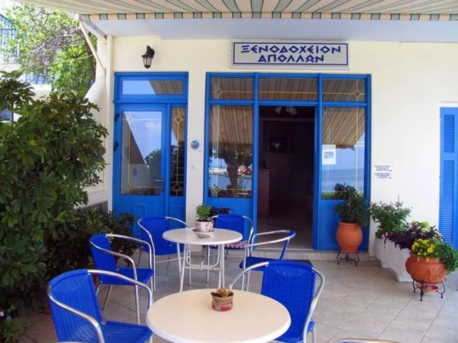 Η είσοδος με τα μπλε τραπεζάκια