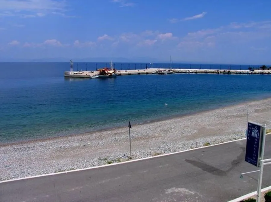 Η παραλία με τα βότσαλα και ο μόλος