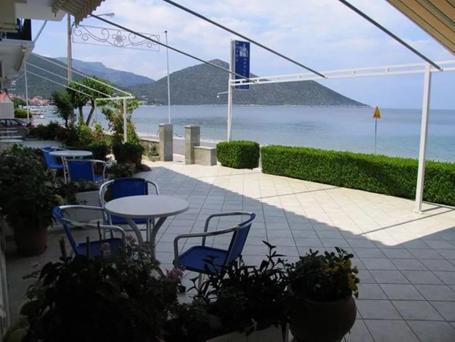 Η αυλή κάτω από την τέντα, με θέα στη θάλασσα