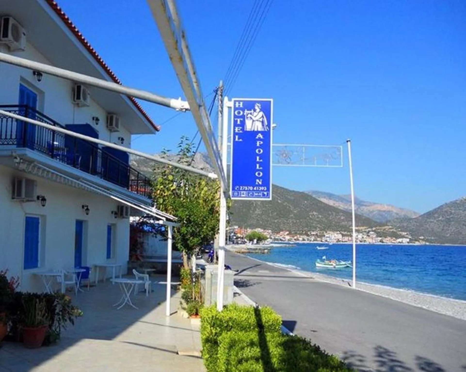 Το ξενοδοχείο και η πινακίδα στον παραλιακό δρόμο